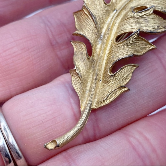 Coro 1961 vintage retro gold tone textured wavy leaf brooch pin - Picture 4 of 9